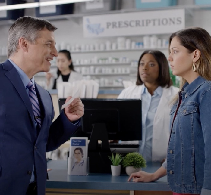 A patient and an advisor at the pharmacy counter